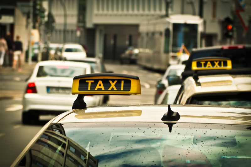 taxis-BELVEDERE-min_road-traffic-car-glass-driving-city-583084-pxhere.com