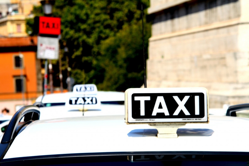 taxis-BELVEDERE-min_taxi_auto_rome_road_white-1051610